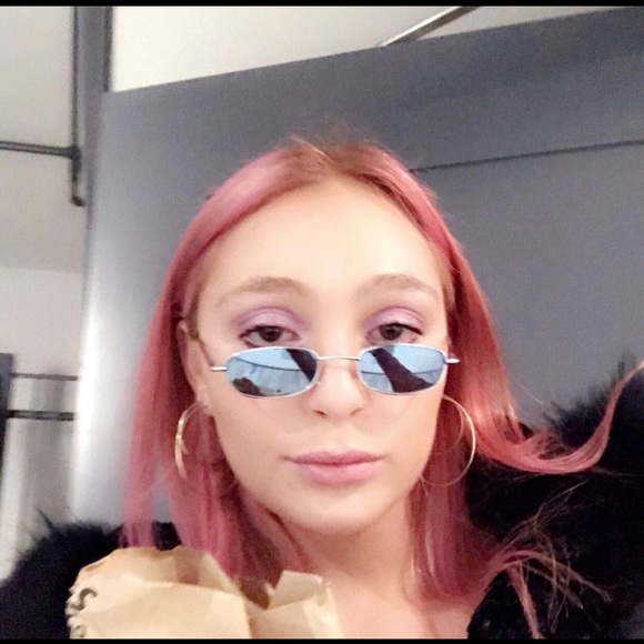 Meet your Posher, Cecilia - Picture 1 of 1